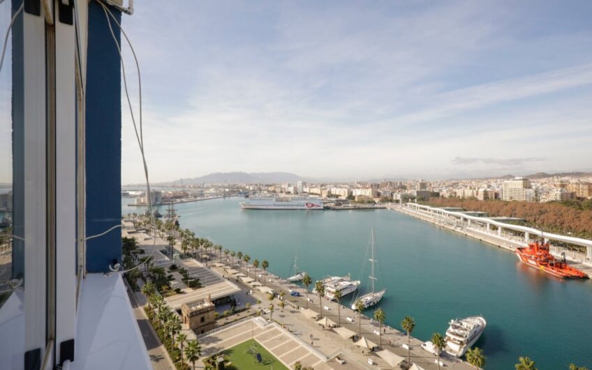 Vistas de avión desde este ático de lujo en el Puerto Deportivo de Málaga